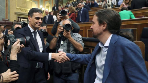 El secretario general del PSOE Pedro Sánchez, saluda al líder de Podemos Pablo Iglesias, en el hemiciclo del Congreso tras el debate de la moción de censura. /EFE