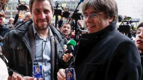 20/12/2019 - El expresidente catalán Carles Puigdemont y el exconsejero Toni Comín con sus credenciales en el Parlamento Europeo. / EFE