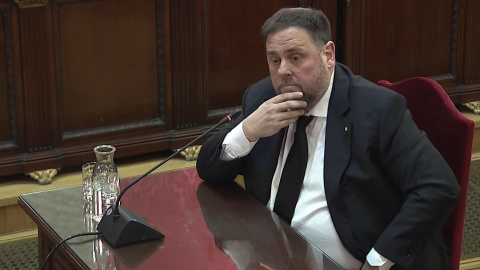 Imagen tomada de la señal institucional del Tribunal Supremo de la declaración del exvicepresidente de la Generalitat y principal acusado, Oriol Junqueras, durante la tercera jornada del juicio del "procés" en la Sala de Plenos del Tribunal Supremo. / 