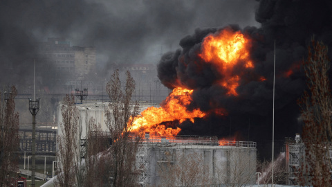 Los bomberos operan en una refinería de petróleo que se incendió tras un ataque con misiles cerca de la ciudad portuaria de Odesa , en medio de la actual invasión de Rusia, en Ucrania, el 3 de abril de 2022.