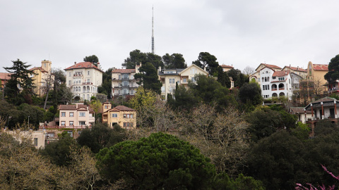 Vista de algunas de las casas de Vallvidrera, que se encaraman a la sierra de Collserola, por encima de la ciudad.