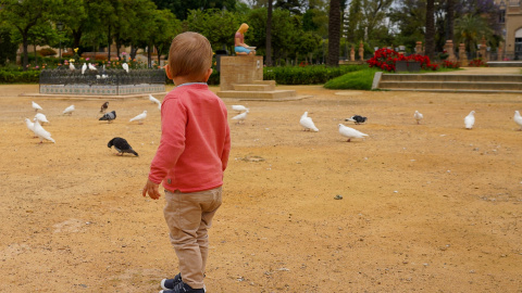 Un niño juega en un parque de Sevilla.