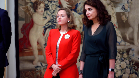 Las ministra de Economía, Nadia Calviño, y la de Hacienda, María Jesús Montero, durante el acto de toma de posesión del nuevo gobernador del Banco de España. EFE/Chema Moya