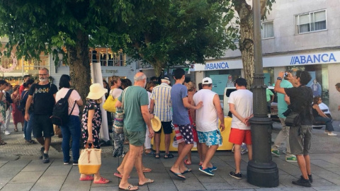 Gente se agolpa en la mesa donde se recogieron firmas a favor de castellanizar Sanxenxo.