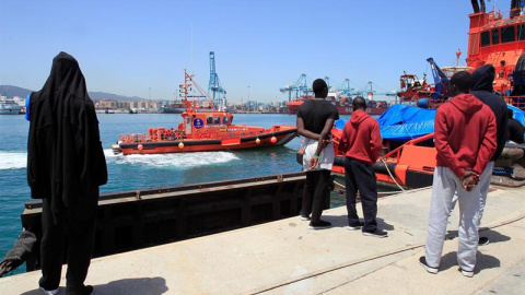 Varios migrantes observan la llegada de una embarcación de Salvamento Marítimo con 19 migrantes rescatados en el estrecho de Gibraltar. EFE/A. Carrasco Ragel