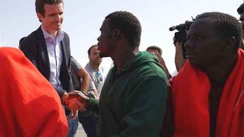 El presidente del PP, Pablo Casado, saluda a migrantes llegados al puerto de Algeciras en la pasada madrugada. E.P./PP