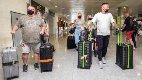 (21/7/2021) Turistas británicos salen del Aeropuerto de Menorca (Archivo).