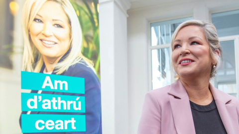 La viceprimera ministra de Irlanda del Norte y miembro del partido republicano irlandés Sinn Fein, Michelle O'Neill, posa para fotografías en el Titanic Hotel, en Belfast, el 4 de abril de 2022 mientras asiste a la presentación de los candidatos del pa