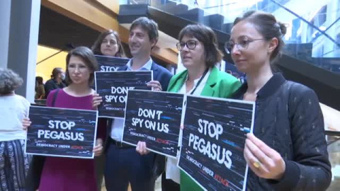 Eurodiputados portan carteles con el lema "Stop Pegasus" en el Parlamento Europeo