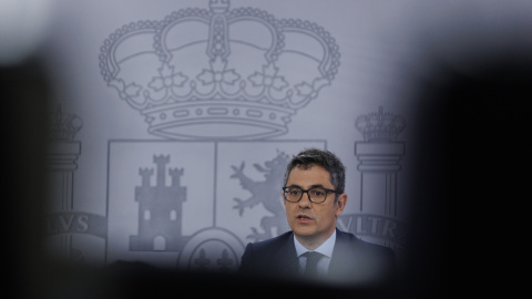 El ministro de la Presidencia, Relaciones con las Cortes y Memoria Democrática, Félix Bolaños, durante la rueda de prensa ofrecida a primera hora de este martes en el Palacio de La Moncloa junto a la ministra de Política Territorial y portavoz del Gob