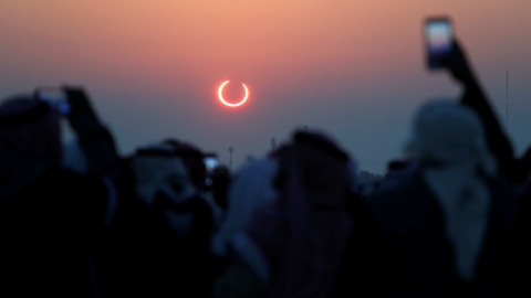 26/12/2019 - El eclipse solar Jabal Arba (Cuatro Montañas) en Hofuf, en la Provincia Oriental de Arabia Saudita. REUTERS / Hamad I Mohammed