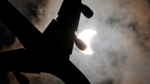 26/12/2019 - Un vuelo comercial durante el eclipse solar en Bangkok, Tailandia. REUTERS / Soe Zeya Tun