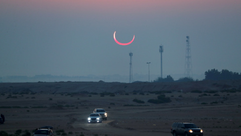 26/12/2019 - El eclipse solar se observa durante las primeras horas en Jabal Arba (Cuatro Montañas) en Hofuf, en la Provincia Oriental de Arabia Saudita. REUTERS / Hamad I Mohammed