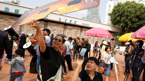 26/12 / 2019.- La gente se reúne para ver un eclipse solar en el Planetario de Bangkok, Tailandia. EFE / EPA / NARONG SANGANK