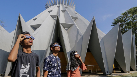 26/12 /2019.- Las personas observan con gafas solares el eclipse solar parcial en el Planetario de Sri Lanka en Colombo. EFE / EPA / CHAMILA KARUNARATHNE