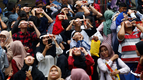 26/12/2019 - La gente observa el eclipse solar parcial en Yakarta, Indonesia. REUTERS / Ajeng Dinar Ulfian