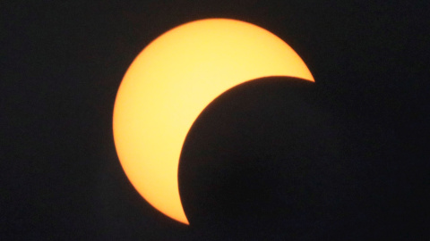 26/12/2019 - Durante el eclipse solar, la luna cubre el centro del Sol, dejando el borde visible del Sol para formar un 'anillo de fuego' alrededor de la luna. EFE / EPA / NYEIN CHAN NAING