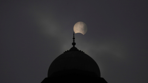 26/12/2019 - Una mezquita durante el eclipse solar en Lahore, Pakistán. REUTERS / Mohsin Raza