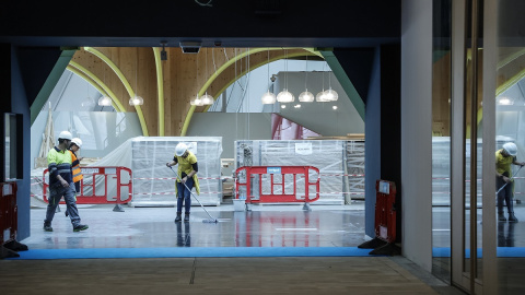 Varios operarios trabajan en unas obras en la Ciudad de las Artes y las Ciencias de València, a 4 de mayo de 2022.