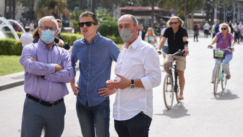 El alcalde de València, Joan Ribó; el líder de Más País, Íñigo Errejón, y el portavoz de Compromís en el Congreso, Joan Baldoví, atienden a los medios frente al Ayuntamiento de València, a 15 de octubre de 2021.