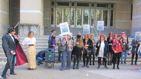 Las trabajadoras encargadas del servicio de limpieza de los Juzgados de Bizkaia durante su protesta./ Europa press.