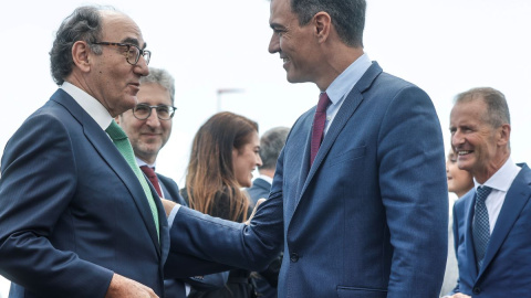 El presidente del Gobierno, Pedro Sánchez, saluda al presidente de Iberdrola, Ignacio Sánchez Galán, durante la presentación del proyecto de gigafactoría de baterías de Volkswagen, a 5 de mayo de 2022, en Sagunto.