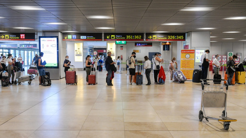 02/07/2021-Pasajeros hacen cola en la terminal T1 del Aeropuerto Adolfo Suárez Madrid-Barajas, el primer día de la primera 'Operación Salida' del verano pasado, a 2 de julio de 2021, en Madrid