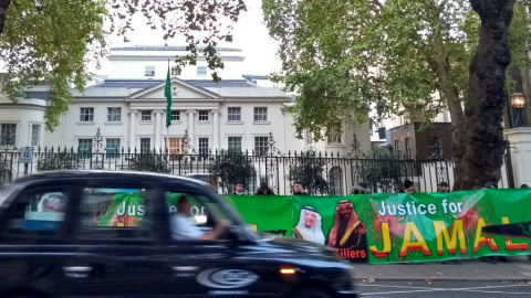 Una protesta contra la muerte de Jamal Khashoggi a las puertas de la embajada saudí en Londres./ Robin Millard (AFP)