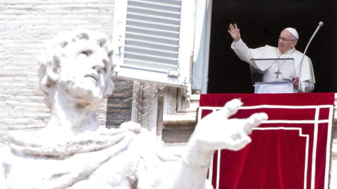 El papa Francisco en la ventana del palacio apostólico en la plaza de San Pedro en el Vaticano. - EFE