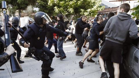 GRAF6865. PAMPLONA, 17/08/2018.- Efectivos de la Policía Foral disuelven una concentración durante el desalojo del Palacio del Marqués de Rozalejo, gestionado por un movimiento okupa como gaztetxe Maravillas desde 2017 y QUE ha finalizado con 22 person