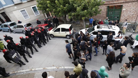 GRAF661. PAMPLONA, 17/08/2018.- Efectivos de la Policía Foral disuelven una concentración durante el desalojo del Palacio del Marqués de Rozalejo, gestionado por un movimiento okupa como gaztetxe Maravillas desde 2017 y QUE ha finalizado con 22 persona