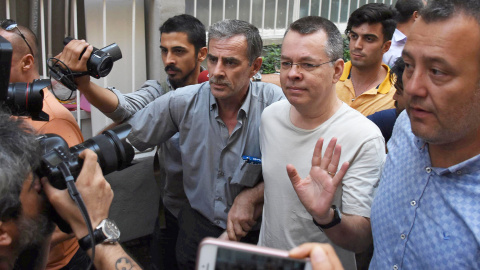 El pastor estadounidense Andrew Brunson, a su llegada a su domicilio, tras su salid de la prisión turca de Esmirna, el pasado julio. REUTERS