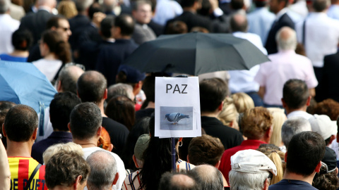 Pancarta exhibida por un asistenta al acto en homenaje a las víctimas del 17-A en Plaza Catalunya | Reuters / Albert Salame