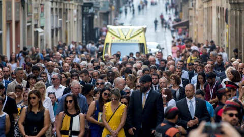 Decenas de personas han participado en la marcha que recuerda a las víctimas del atentado en Catalunya del 17A. | EFE / Quique García