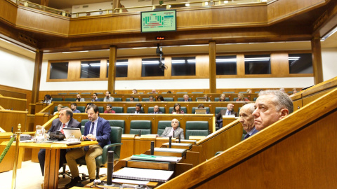 El lehendakari, Iñigo Urkullu (d), durante las votaciones del pleno que celebra este jueves el Parlamento Vasco. DAVID AGUILAR / EFE