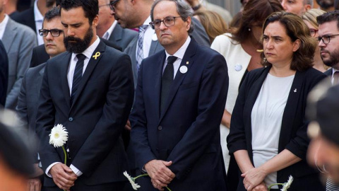 Roger Torrent, presidente del parlamento catalán, a la izquierda; Quim Torra, presidente de la Generalitat de Catalunya, en el centro; y Ada Colau, alcaldesa de Barcelona, a la derecha, han participado en los actos de homenaje por los atentados del 17A e