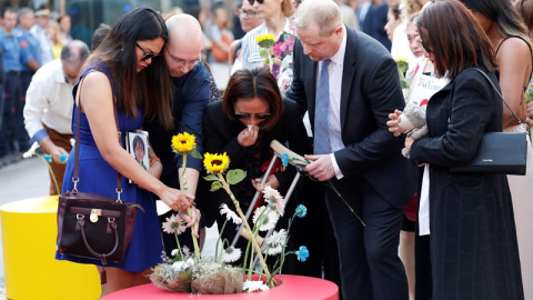 Algunos familiares de las víctimas dejan flores a modo de ofrenda en los maceteros habilitados para ello | EFE / Alejandro García