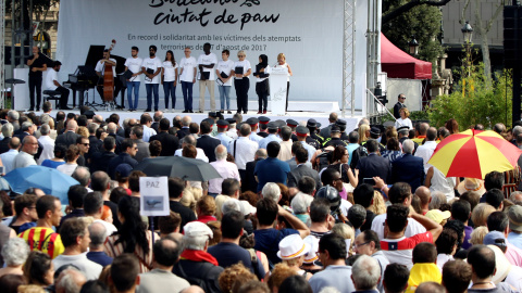 Instantánea del acto en reconocimiento de las víctimas del atentado del 17-A en la Plaza Catalunya | Reuters / Albert Salame