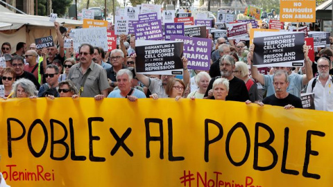 Integrantes de los Comités de Defensa de la República (CDR), durante la marcha que han organizado como homenaje a las víctimas en el primer aniversario de los atentados del 17-A | EFE / Susanna Sáez