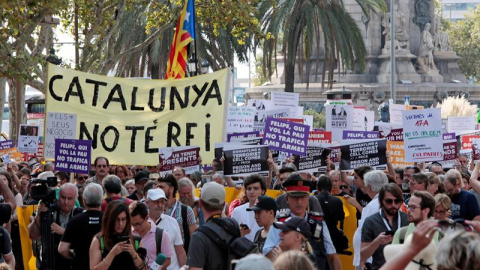 Integrantes de los Comités de Defensa de la República (CDR), durante la marcha que han organizado como homenaje a las víctimas en el primer aniversario de los atentados del 17-A | EFE / Susanna Sáez