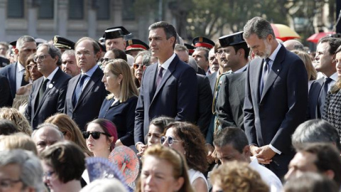 Los Reyes, junto a Pedro Sánchez, Ana Pastor, Pío Escudero, Quim Torra y Roger Torrrent durante el homenaje a las víctimas de los atentados del 17-A, celebrado esta mañana en la plaza de Catalunya de Barcelona. | EFE / Andreu Dalmau