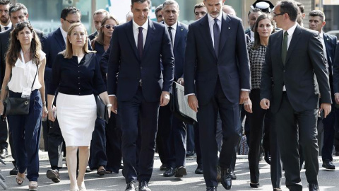 Los Reyes a su llegada a la plaza de Catalunya para presidir los actos de homenaje a las víctimas en el primer aniversario de los atentados del 17-A, acompañados, entre otros, del presidente del Gobierno, Pedro Sánchez, | EFE / Andreu Dalmau