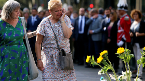 Algunos familiares de las víctimas se emocionan al recordarlos | Reuters / Albert Salame