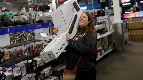 Una mujer, visiblemente cargada, durante el Black Friday en Nueva York. REUTERS/Shannon Stapleton