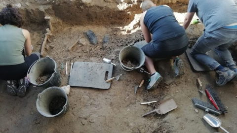 La Asociación para la Recuperación de la Memoria Histórica, durante las excavaciones realizadas en Boadilla (Salamanca). / ARMH