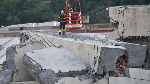 Trabajadores remueven los escombros del puente que se derrumbó este martes en Génova (Italia)  que por el momento ha causado 38 muertos, al menos tres de ellos menores, y 15 heridos. EFE/LUCA ZENNARO