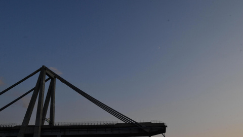 Vista parcial del puente que se derrumbó este martes en Génova (Italia). EFE/LUCA ZENNARO