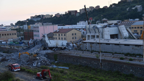 Trabajadores remueven los escombros del puente que se derrumbó este martes en Génova (Italia) que por el momento ha causado 38 muertos, al menos tres de ellos menores, y 15 heridos. EFE/LUCA ZENNARO