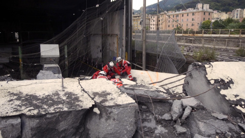 Trabajadores de la Cruz Roja de Italia buscan desaparecidos entre los escombros del puente Morandi en Génova. EFE