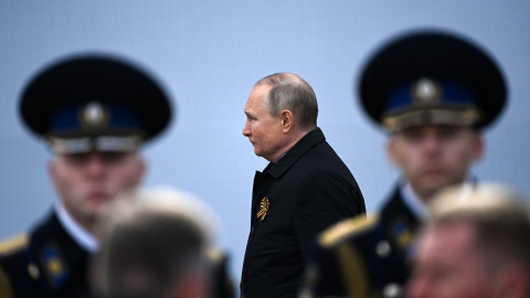 El presidente ruso Vladimir Putin llega para ver el desfile militar del Día de la Victoria en la Plaza Roja en el centro de Moscú el 9 de mayo de 2022.